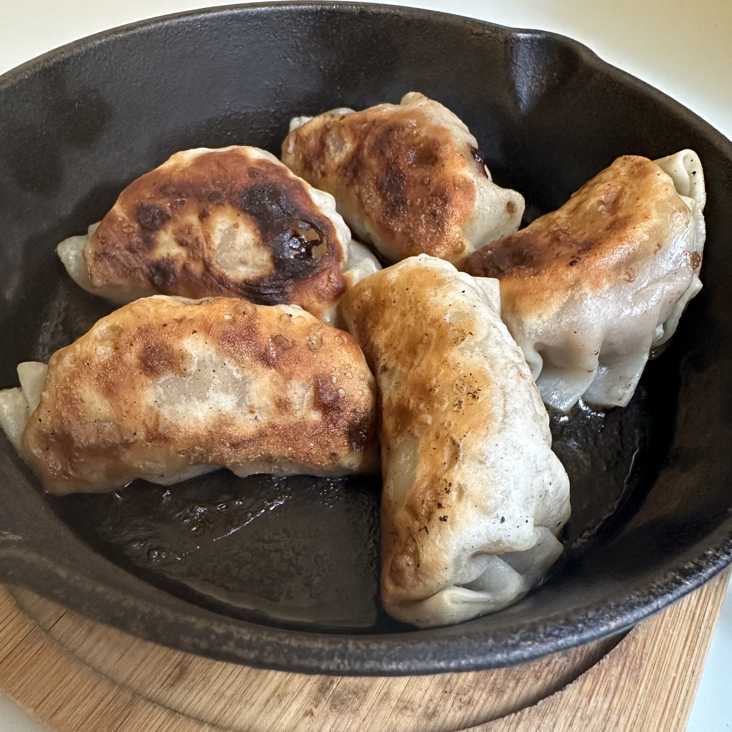 - 3月の旬菜 -<br />
仔羊肉の鉄板餃子 黒酢餡かけ